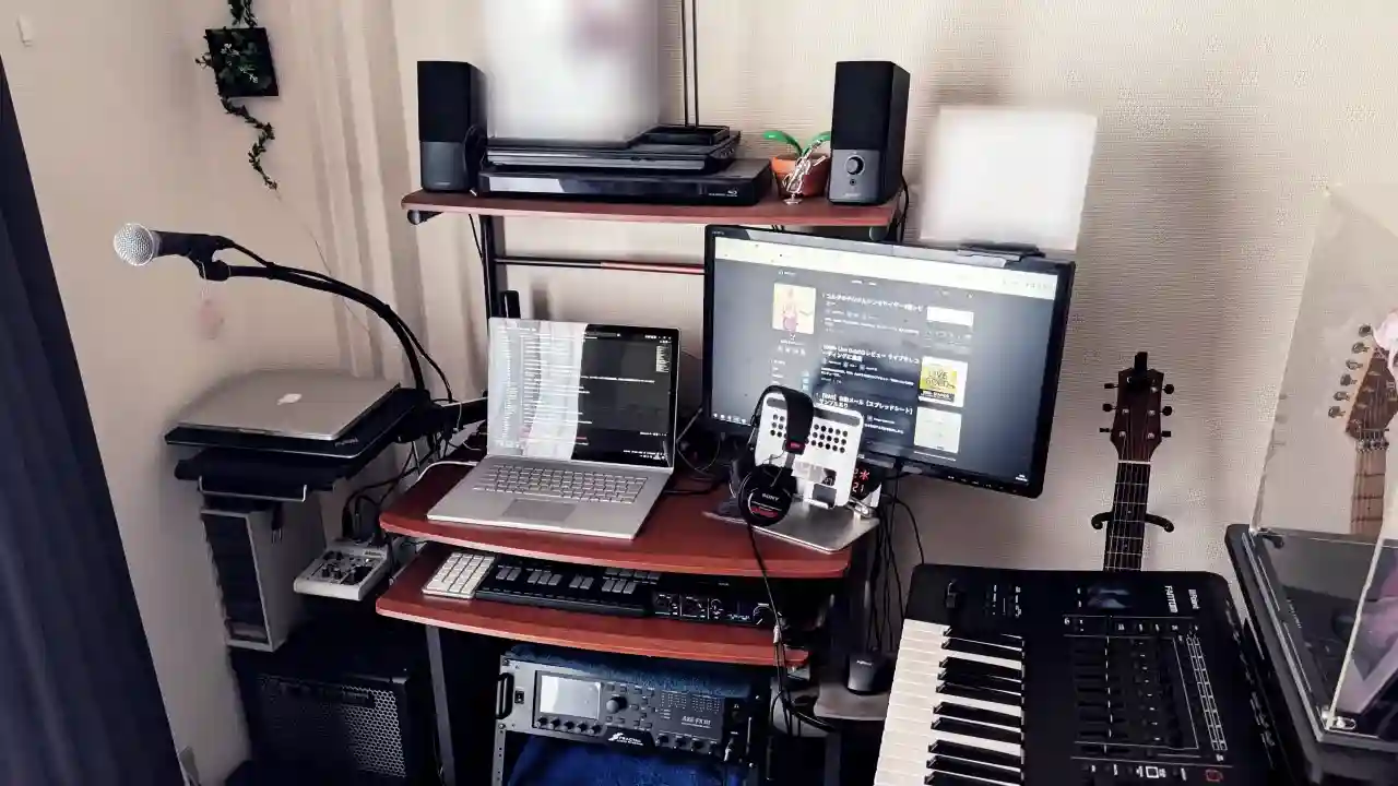 【10年の結論】狭い部屋でも快適なDTMデスクの哲学 75cm幅で仕事も両立するレイアウト術 - Dockpod